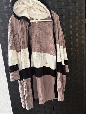 Derek Heart Hooded Cable Knit Cardigan in Mauve, White & Black